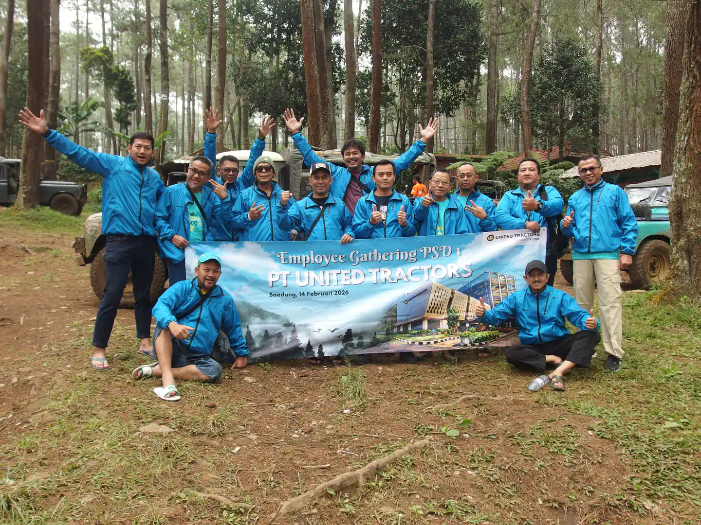 Mendaki dan berkemah bersama