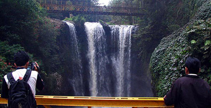 Taman hutan raya curug dago merupakan daya tarik wisata alam yang terdapat di kota